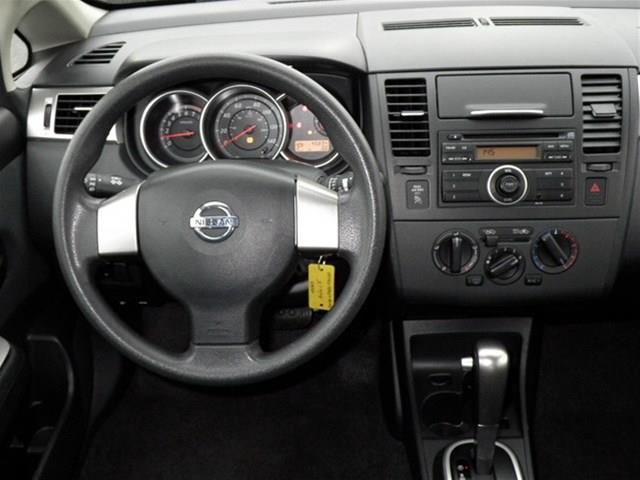 Nissan Versa 2011 photo 1