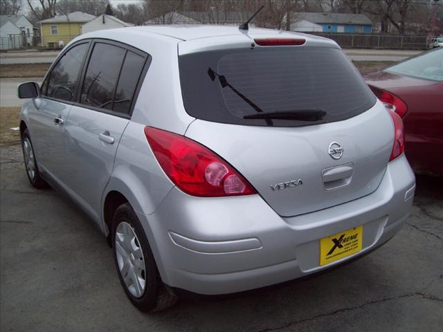 Nissan Versa 2011 photo 2