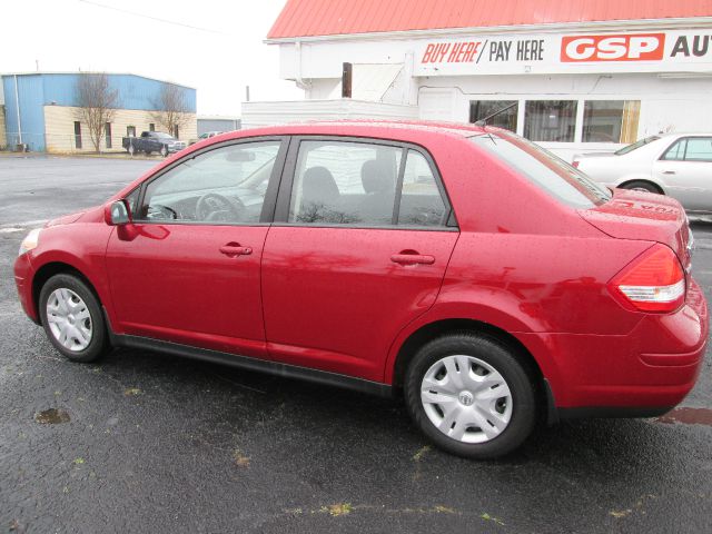 Nissan Versa 2011 photo 2