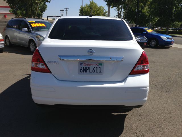 Nissan Versa 2011 photo 10