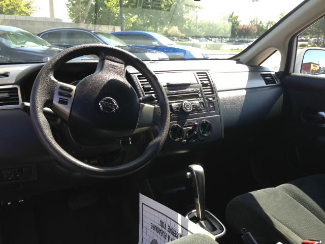 Nissan Versa 2011 photo 2