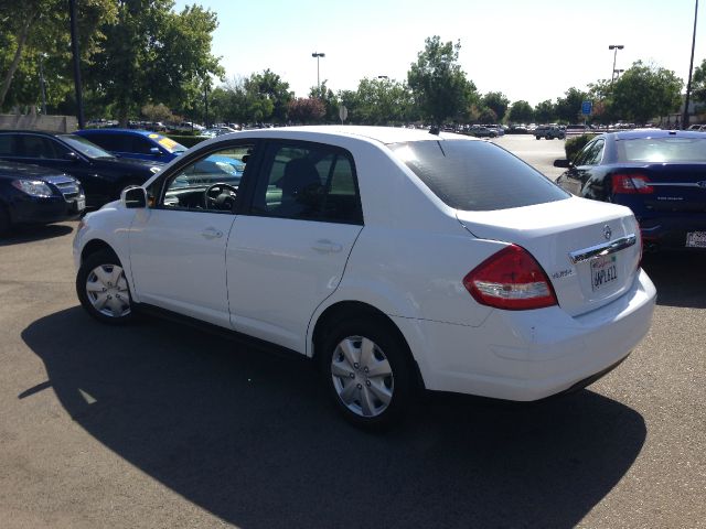 Nissan Versa 2011 photo 8