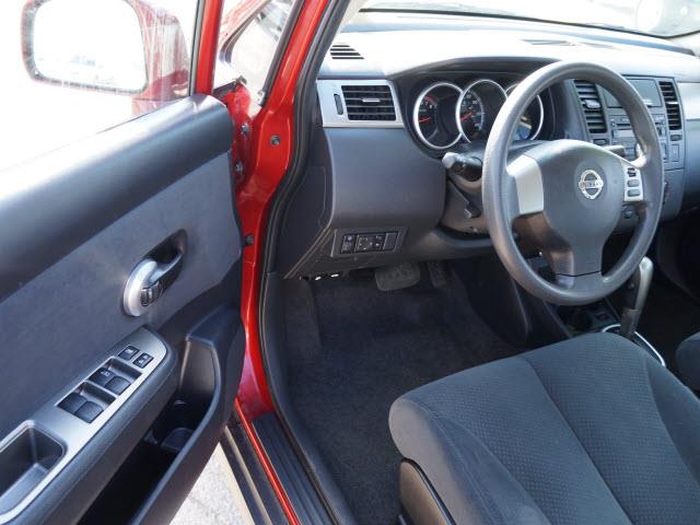 Nissan Versa 2011 photo 3