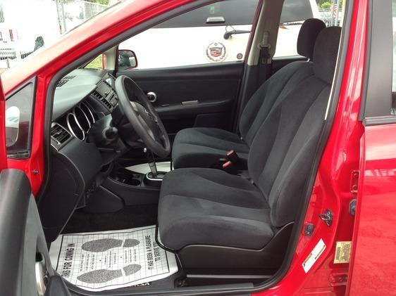 Nissan Versa 2011 photo 2