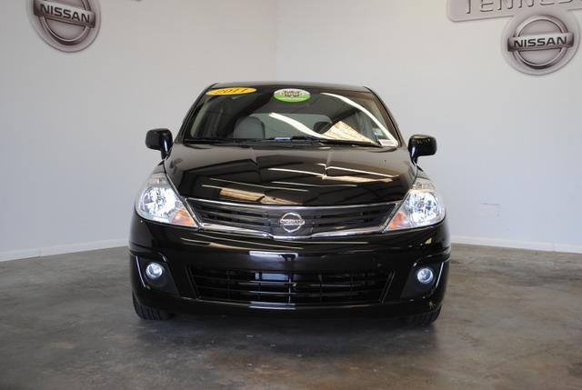 Nissan Versa 2011 photo 2