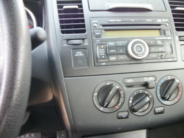 Nissan Versa 2011 photo 2