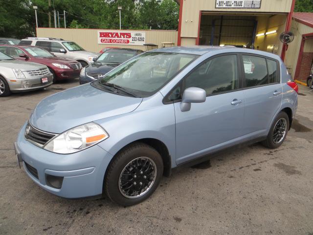 Nissan Versa 2011 photo 1