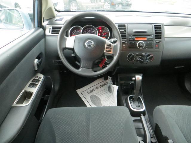 Nissan Versa 2011 photo 2