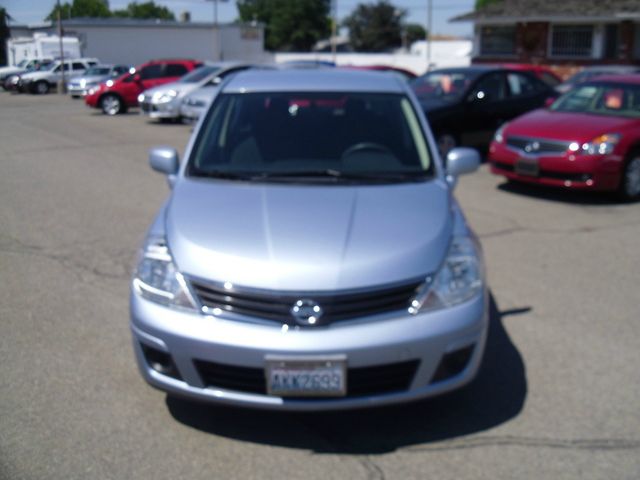 Nissan Versa 2011 photo 2