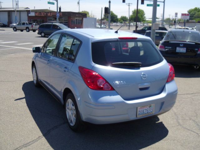 Nissan Versa 2011 photo 3