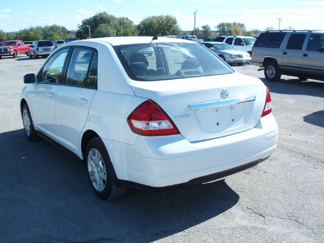 Nissan Versa 2011 photo 1