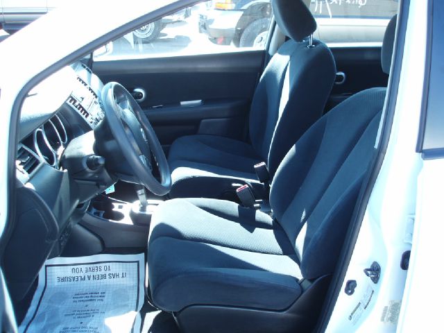 Nissan Versa 2011 photo 2