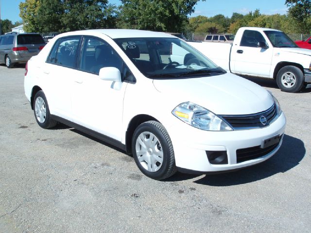 Nissan Versa 2011 photo 3