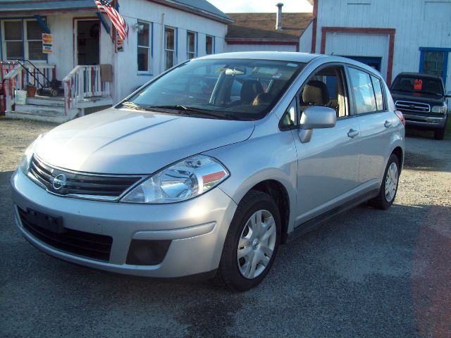 Nissan Versa 2011 photo 2