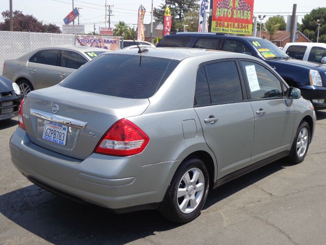 Nissan Versa 2011 photo 1