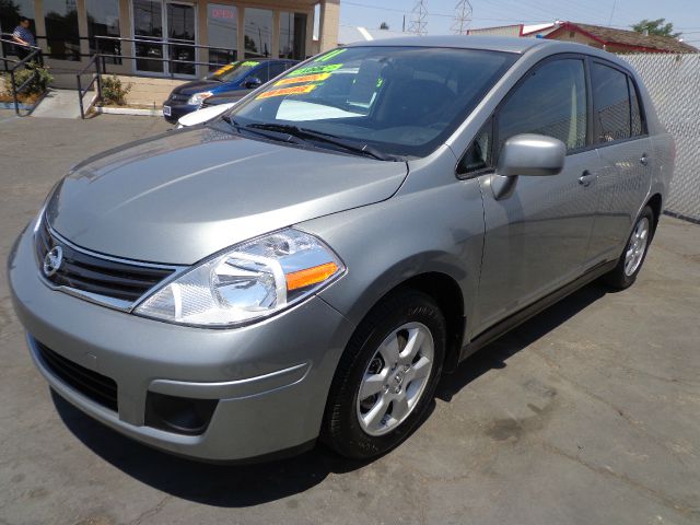 Nissan Versa 2011 photo 2