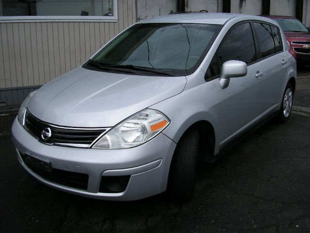 Nissan Versa 2011 photo 2