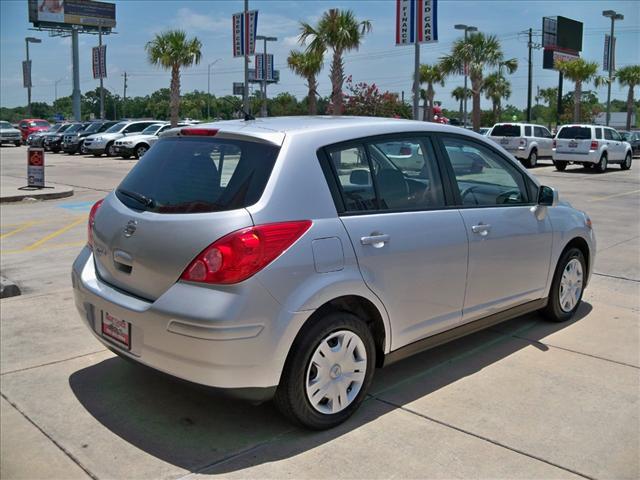 Nissan Versa 2011 photo 4