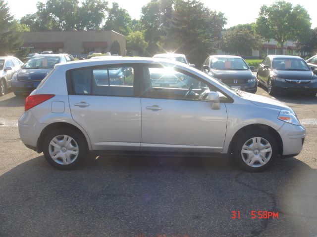 Nissan Versa 2011 photo 2