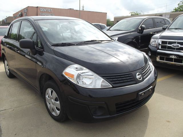 Nissan Versa 2011 photo 3