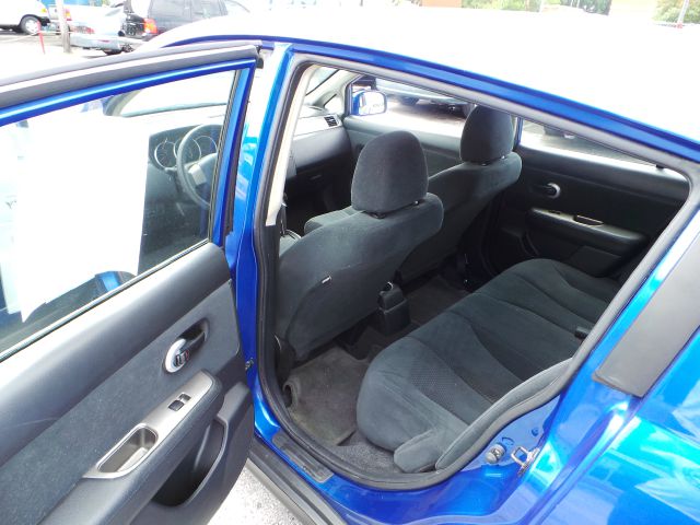 Nissan Versa Carrera C4S Hatchback