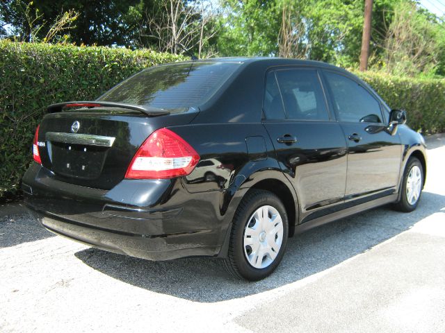 Nissan Versa 2011 photo 2