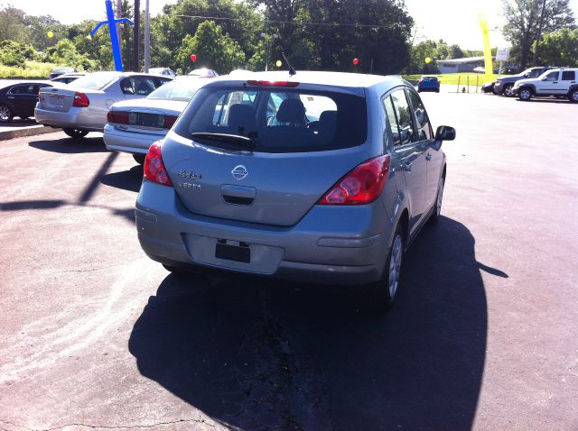 Nissan Versa 2011 photo 1