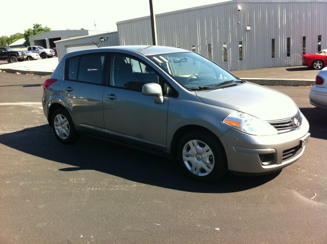 Nissan Versa 2011 photo 2