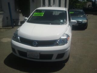 Nissan Versa 2011 photo 2