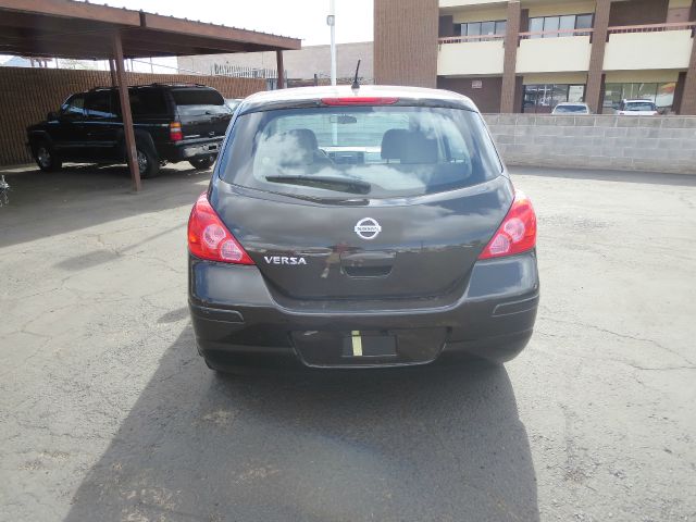 Nissan Versa 2011 photo 2