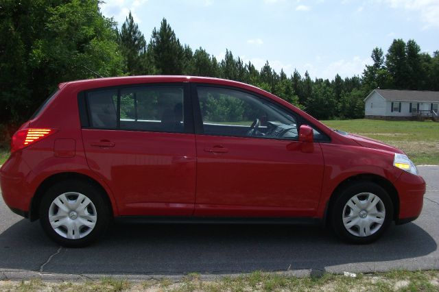 Nissan Versa Carrera C4S Hatchback