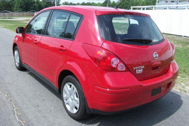 Nissan Versa 2011 photo 2