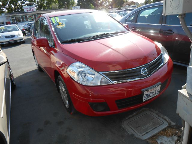 Nissan Versa Carrera C4S Hatchback