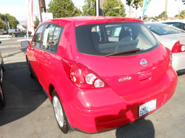 Nissan Versa 2011 photo 2