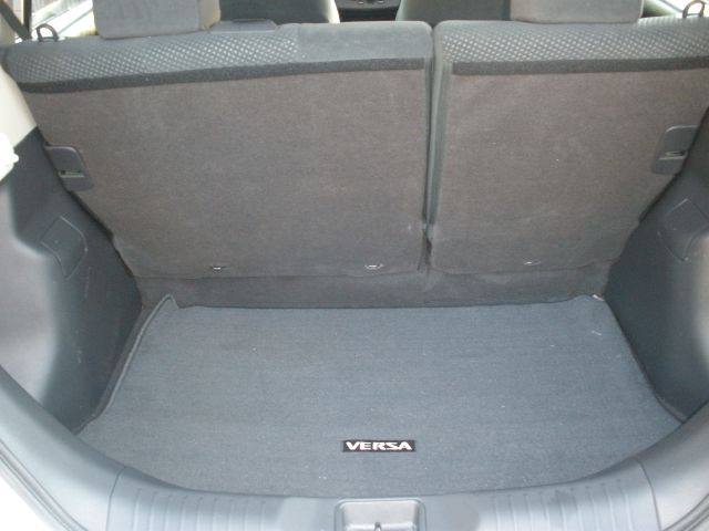 Nissan Versa Carrera C4S Hatchback