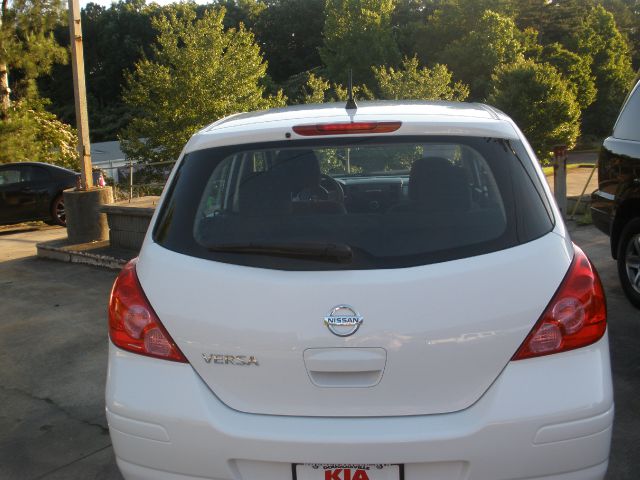 Nissan Versa 2011 photo 2