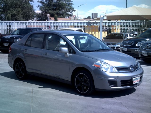 Nissan Versa 2011 photo 1