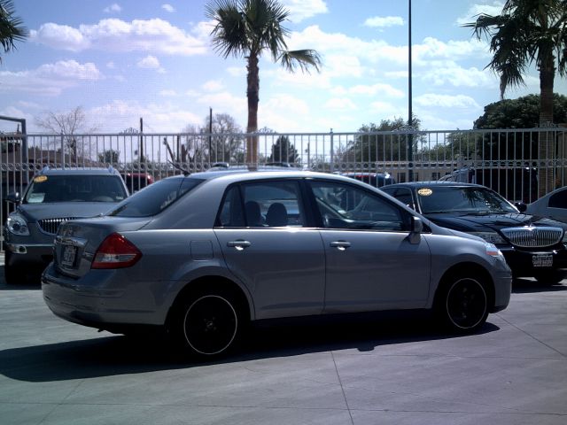 Nissan Versa 2011 photo 2