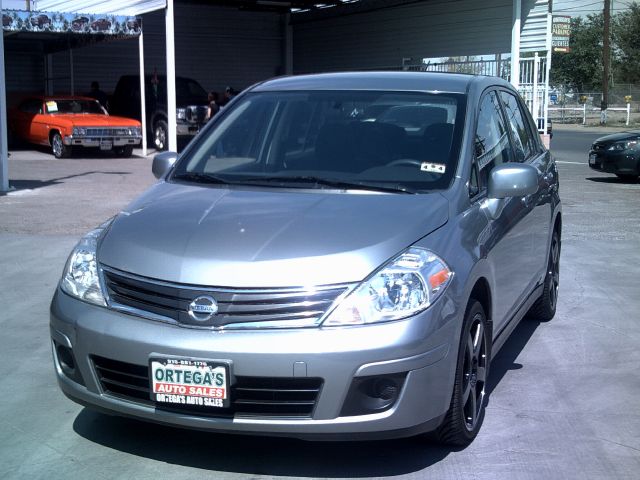 Nissan Versa 2011 photo 3