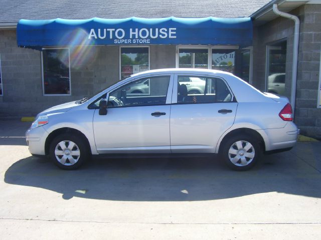 Nissan Versa 2011 photo 1