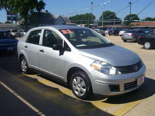 Nissan Versa 2011 photo 2