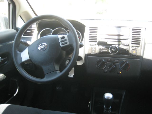 Nissan Versa Carrera C4S Hatchback