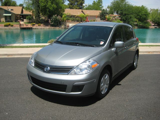 Nissan Versa 2011 photo 2