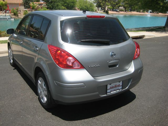 Nissan Versa 2011 photo 3