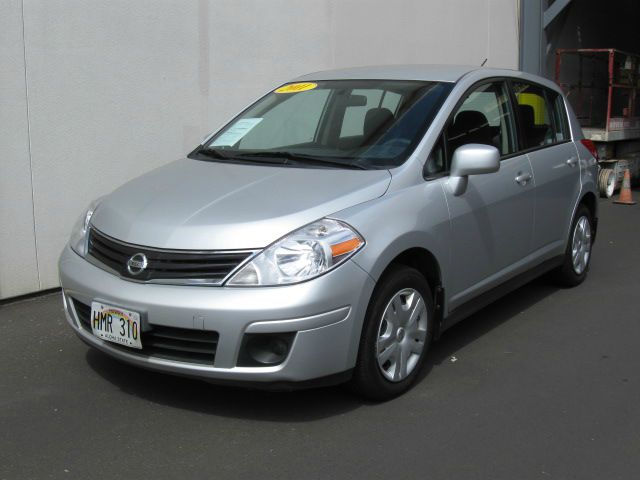 Nissan Versa Carrera C4S Hatchback