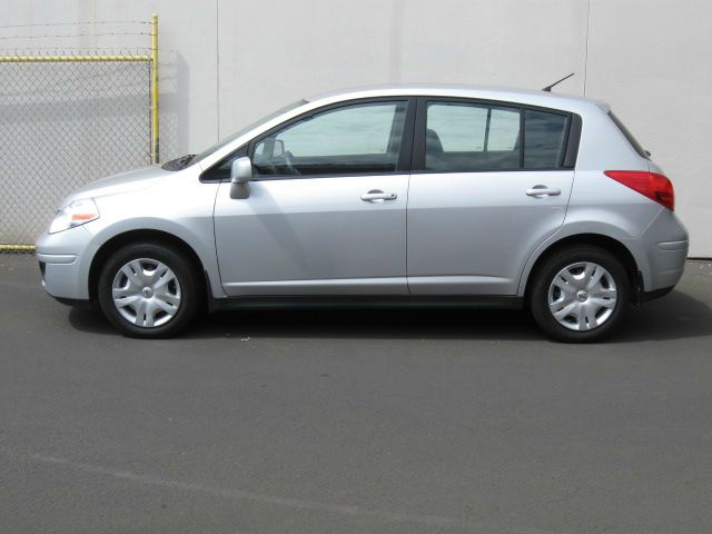 Nissan Versa 2011 photo 2