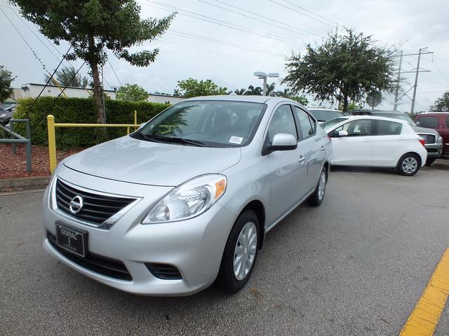 Nissan Versa 2012 photo 2