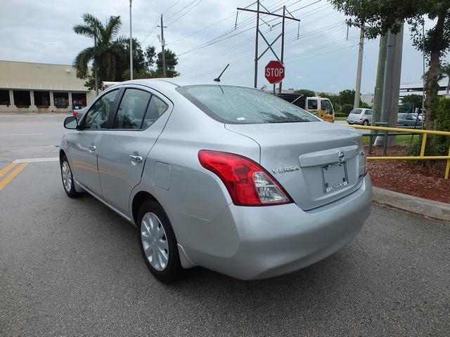 Nissan Versa 2012 photo 3