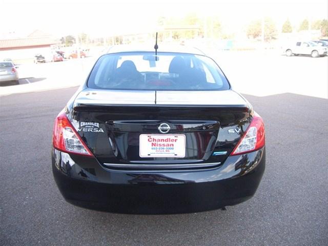 Nissan Versa 2012 photo 2