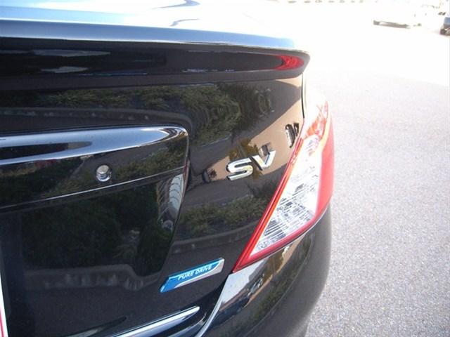 Nissan Versa 2012 photo 3